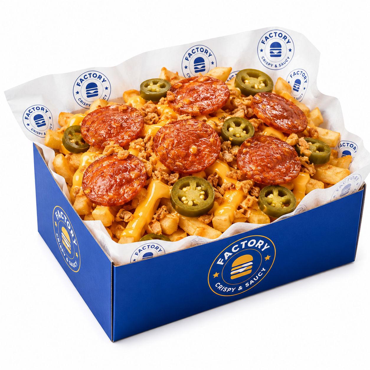Frites fromagères, chorizo, piment mariné et oignons crispy