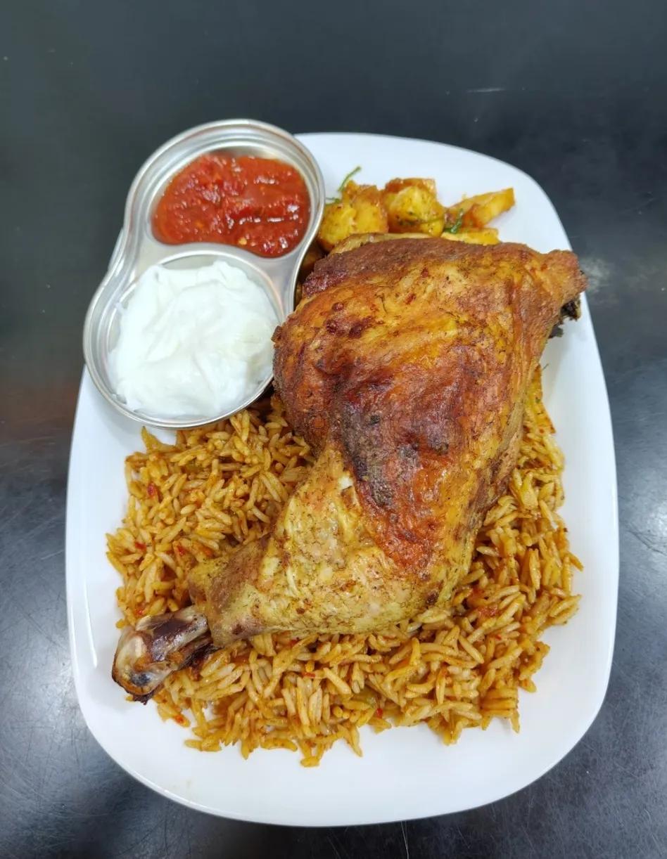 فخد دجاج محمر مع رز وبطاطا (Cuisse de poulet rôtie avec riz et frites)