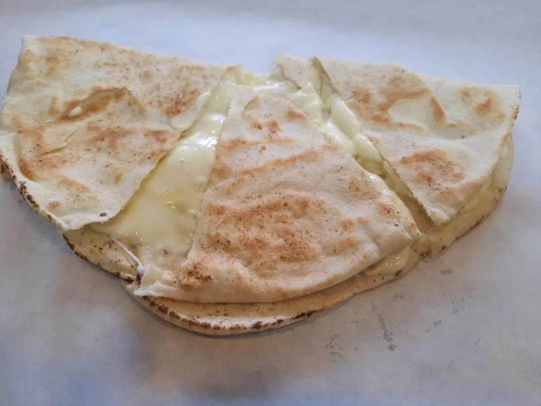 جبنة مع زعتر (Fromage au zaatar)
