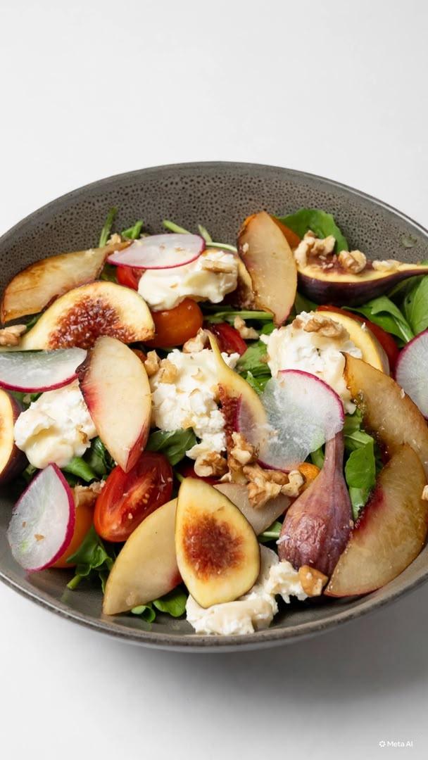 Salade roquette, fruits de saison & chèvre frais