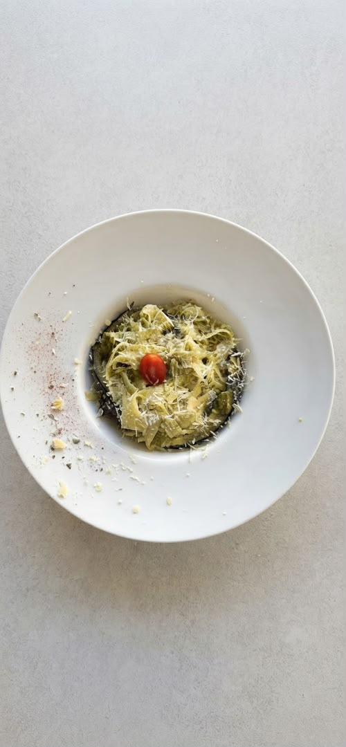Pâtes au pesto, aubergines grillées et parmesan