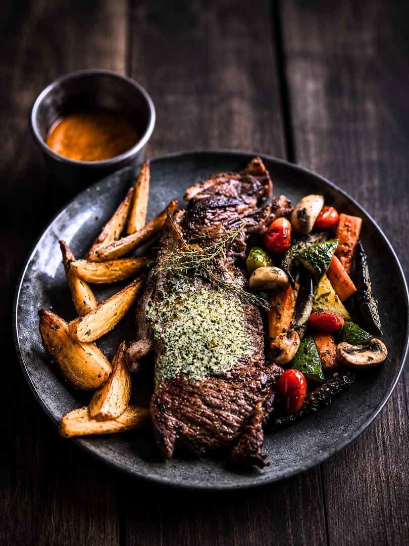 Entrecôte grillée, légumes sautés